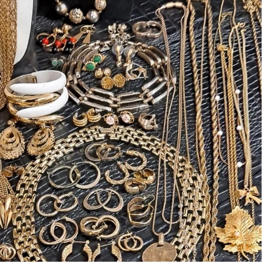 1 LB Huge UNSEARCHED jewelry LOT~ wearable art craft treasure fun